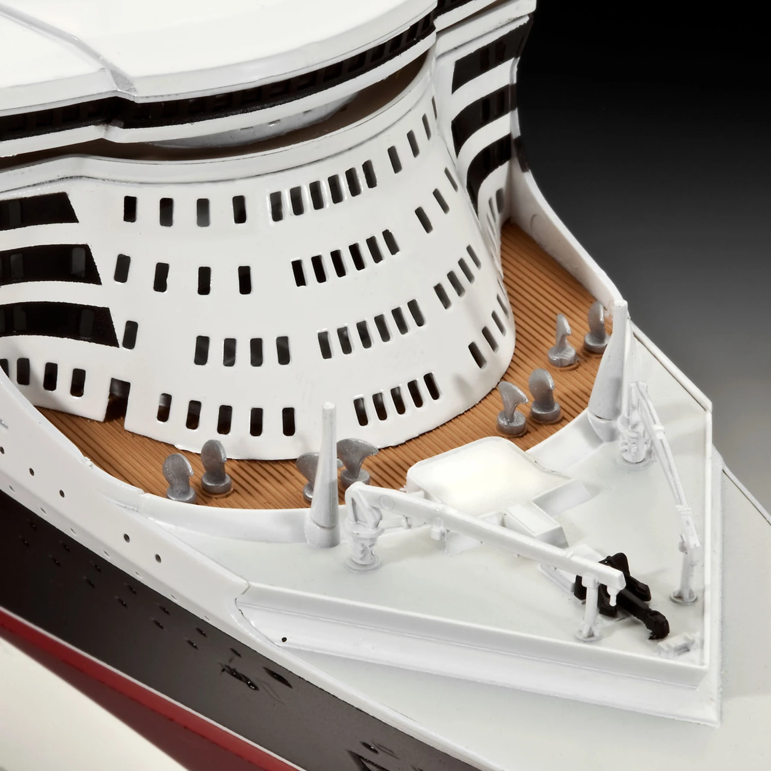 Revell 1/700 Queen Mary 2 Ocean Liner 05231 - Image 3