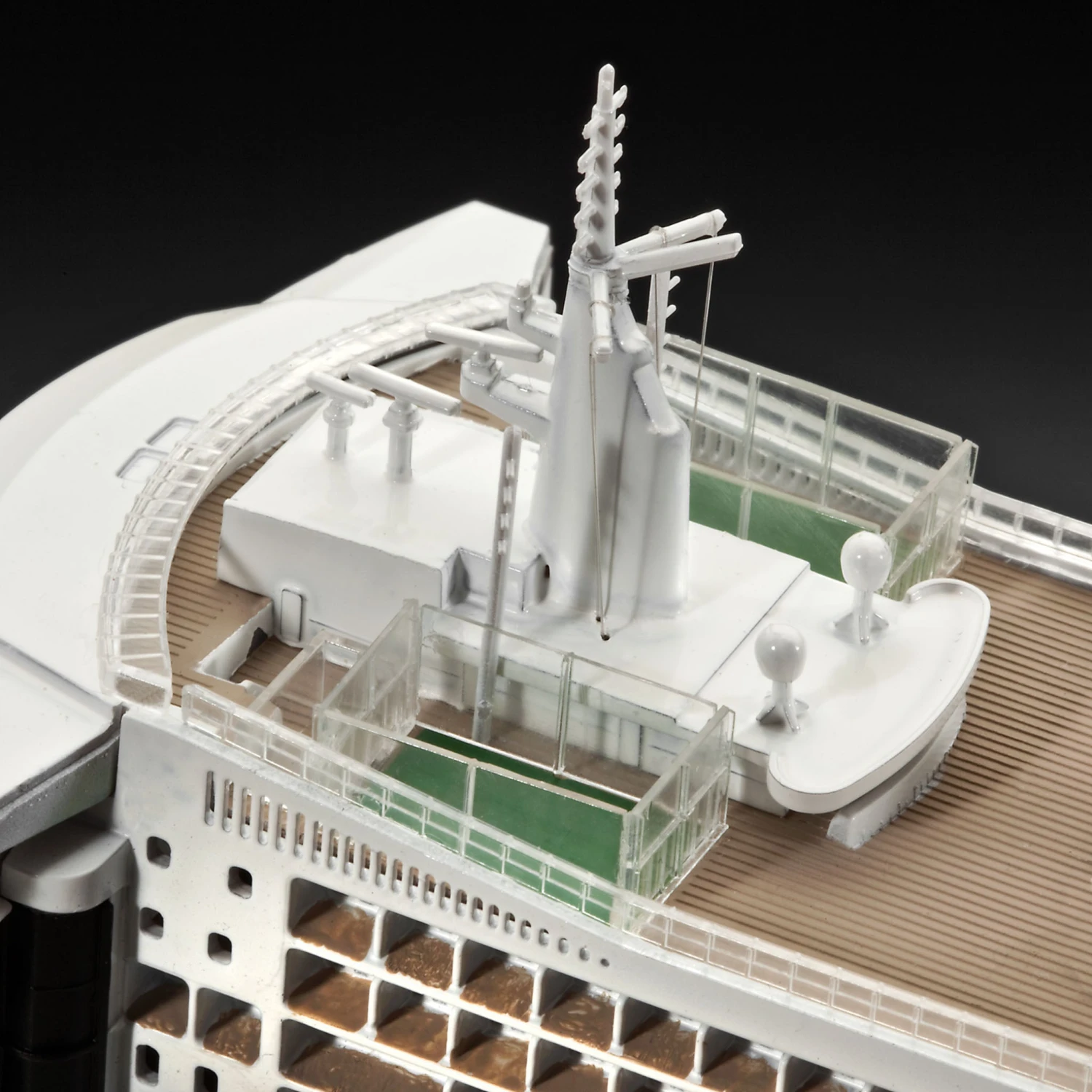 Revell 1/700 Queen Mary 2 Ocean Liner 05231 - Image 4