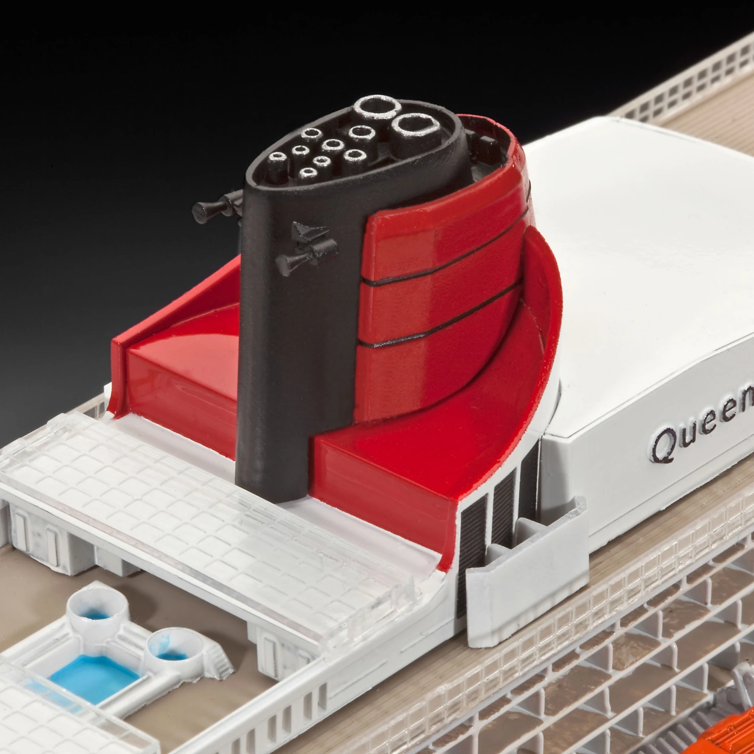 Revell 1/700 Queen Mary 2 Ocean Liner 05231 - Image 5