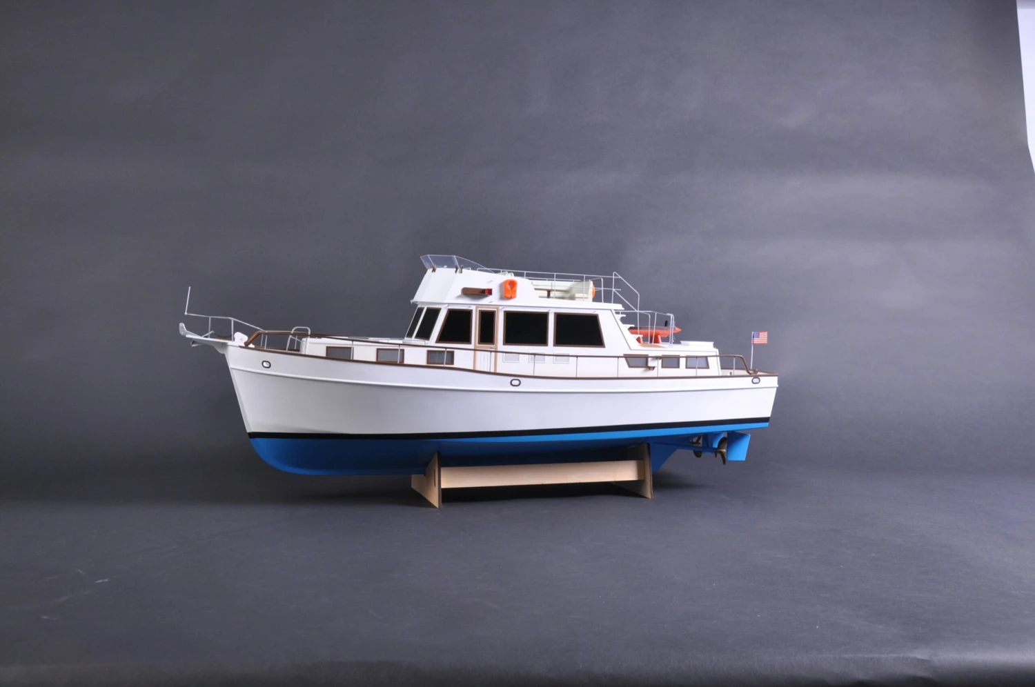 Premium Line - Kymodel Grand Banks 1:20 Scale Motor Yacht - Image 3