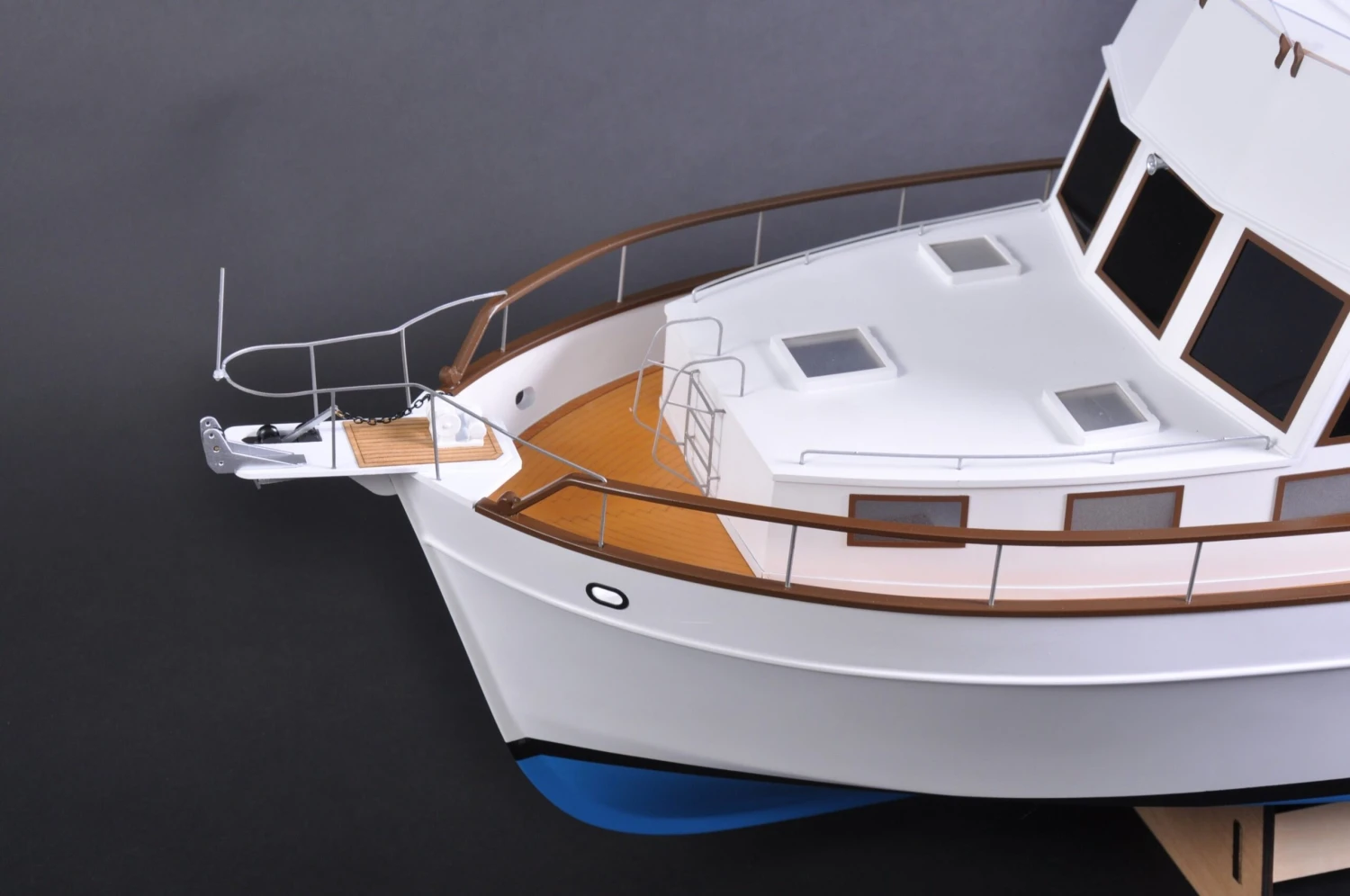 Premium Line - Kymodel Grand Banks 1:20 Scale Motor Yacht - Image 4