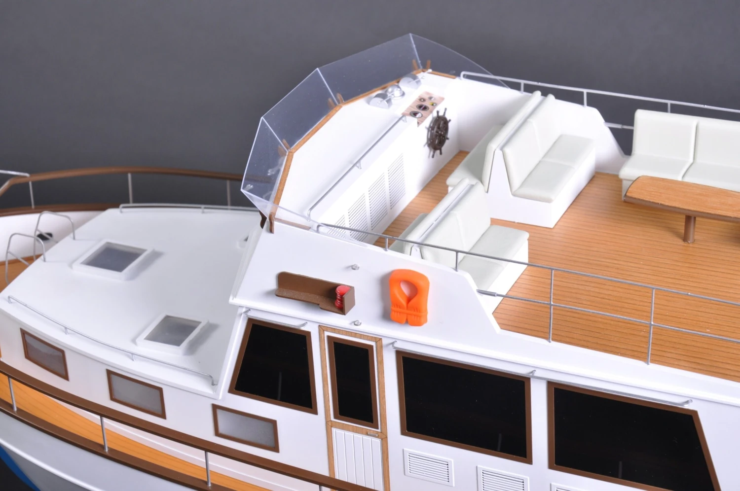 Premium Line - Kymodel Grand Banks 1:20 Scale Motor Yacht - Image 5
