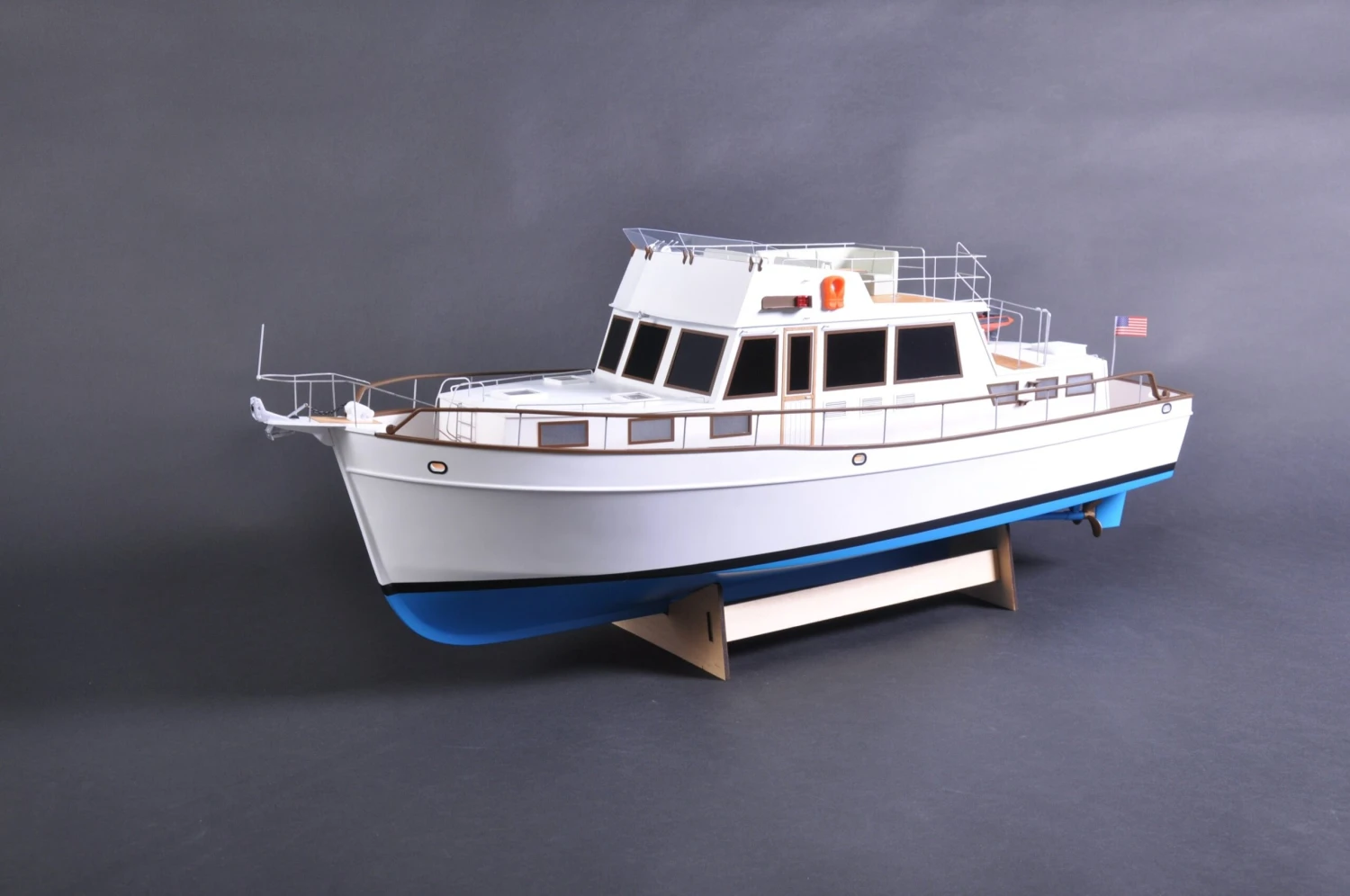 Premium Line - Kymodel Grand Banks 1:20 Scale Motor Yacht - Image 2