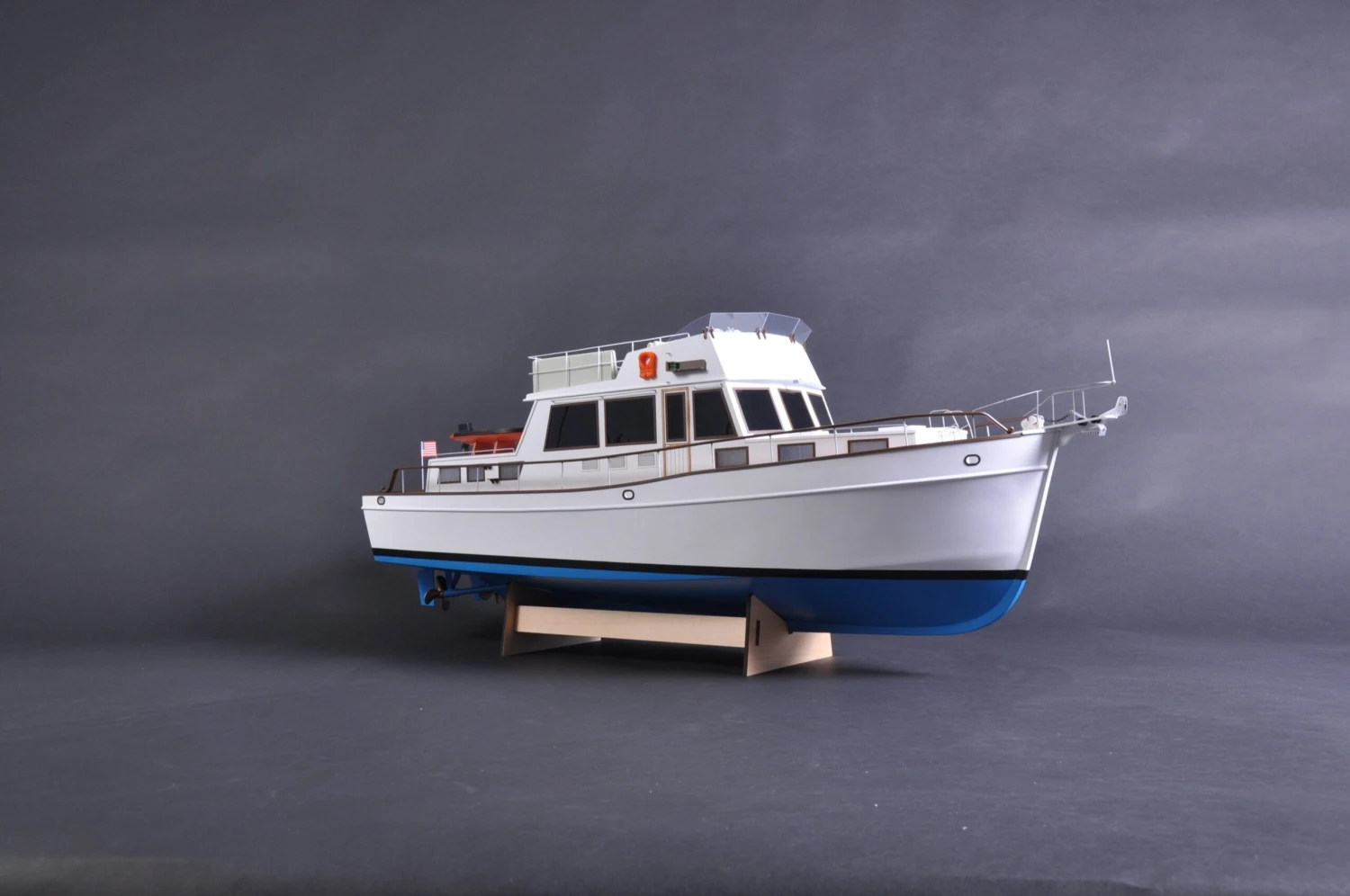 Premium Line - Kymodel Grand Banks 1:20 Scale Motor Yacht - Image 8
