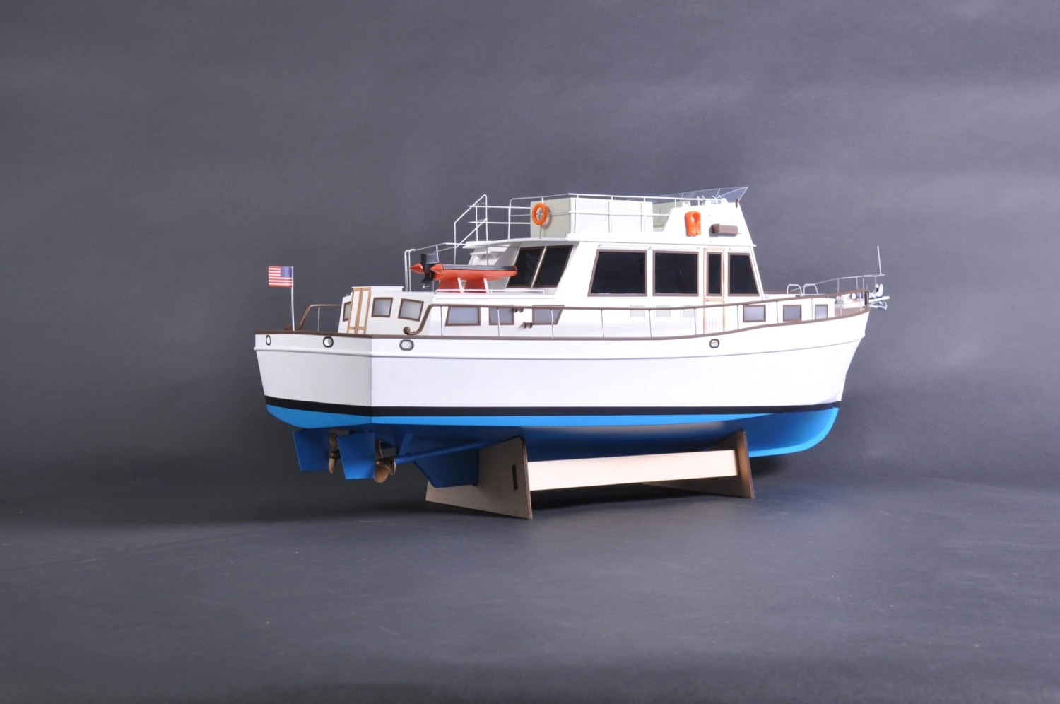 Premium Line - Kymodel Grand Banks 1:20 Scale Motor Yacht - Image 7