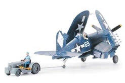Plastic Kit Tamiya Corsair F4U-1D With Moto Tug