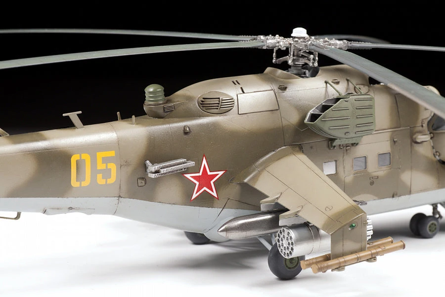 Zvezda 1/48 Soviet Attack Helicopter MI-24V/VP 4823 - Image 4
